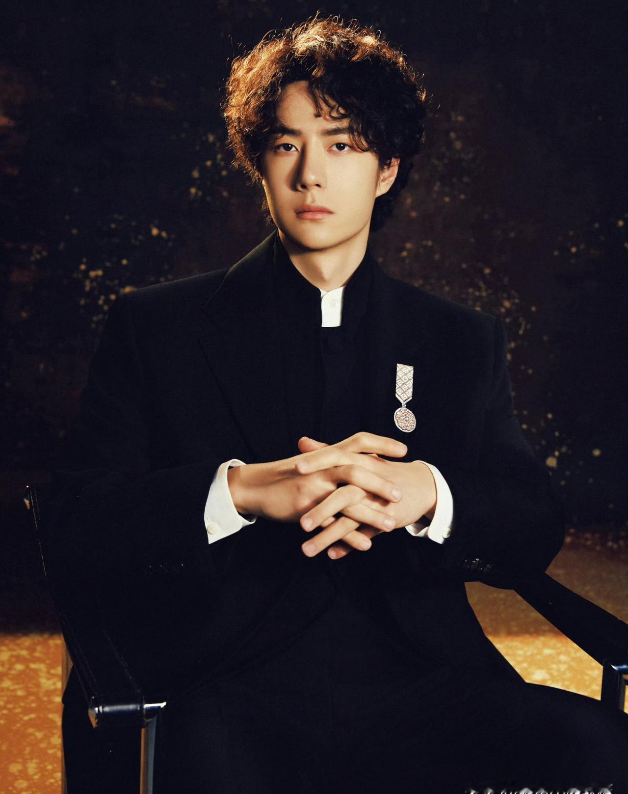 王一博这是把“微博King”提前戴身上了？香奈儿这操作，简直是把野心写在脸上！