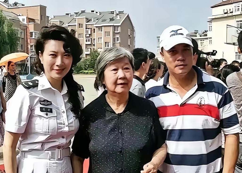 这张三人合照，我只认出了右侧带着帽子、身着条纹T恤的张山，想知道左一穿着白色军装