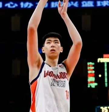 广州男篮球员徐昕收到了多支NBA球队的试训邀请。据国内媒体透露，马刺、凯尔特人、