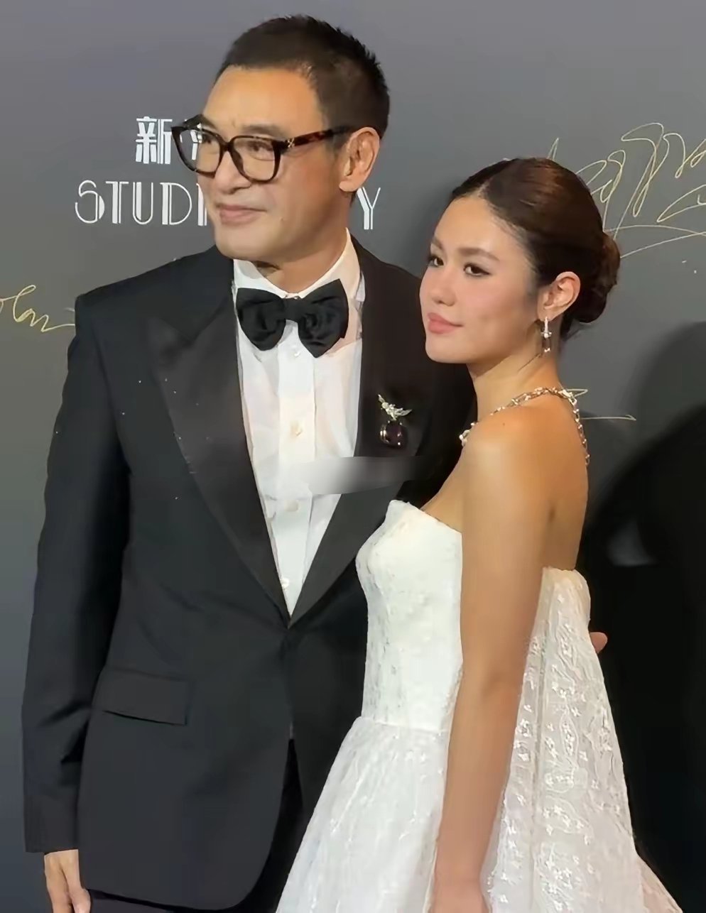 73岁钟镇涛带21岁女儿走红毯，五官一比一复制粘贴，这保养的也太好了吧、不知道的还以为是兄妹​