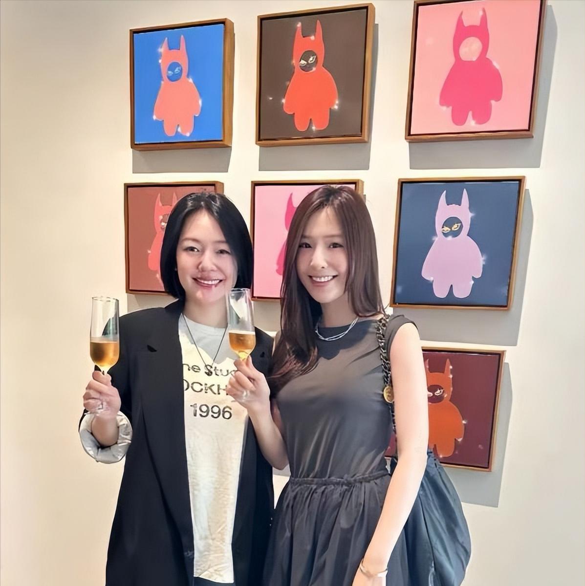 一觉醒来，去小S女儿画展的大明星们，“集体”沉默了！原因很简单花了大价钱，买