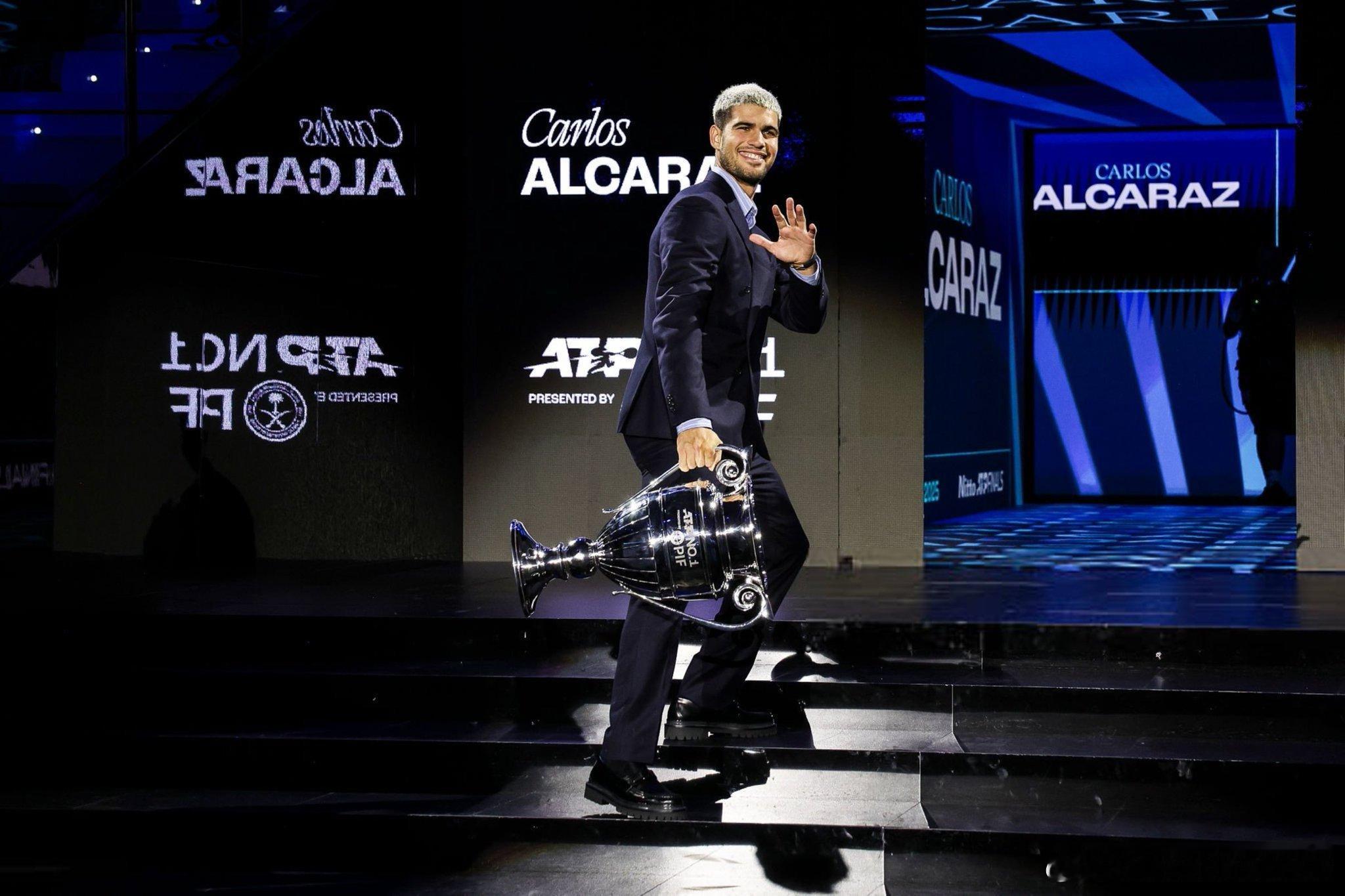 昨天阿尔卡拉斯领取年终第一奖杯高清大图来袭！