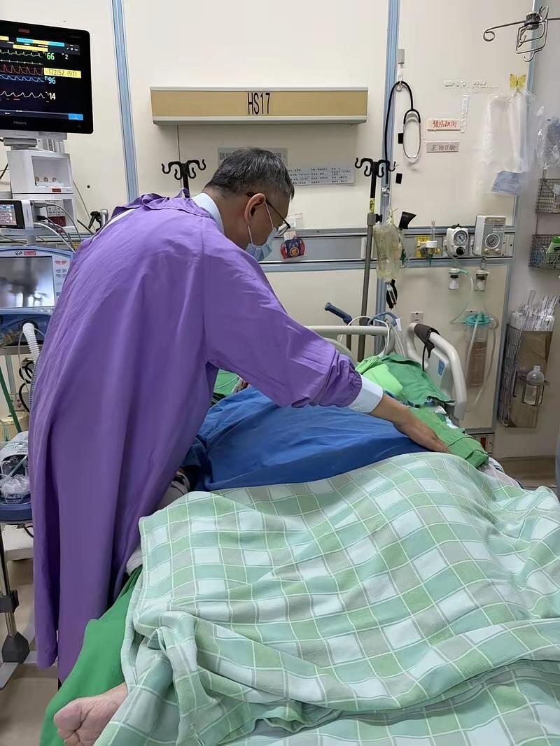 黄珊珊和柯文哲的关系或许只有他们自己知道。柯文哲去监护室看望黄珊珊的母亲，这就