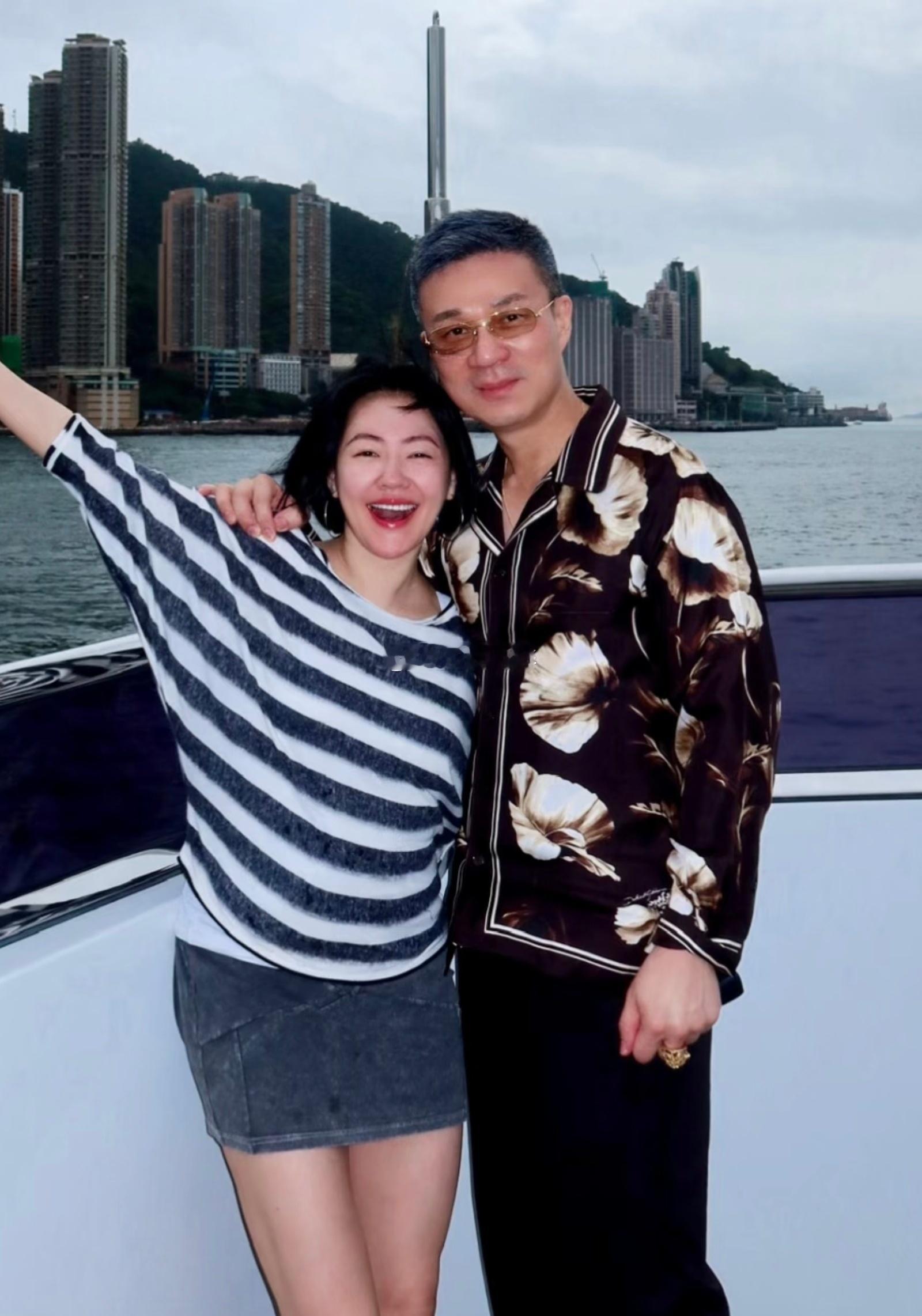 小S回应许雅钧满头白发近日，小S携丈夫许雅钧及两个女儿前往香港度假，路人拍到许雅