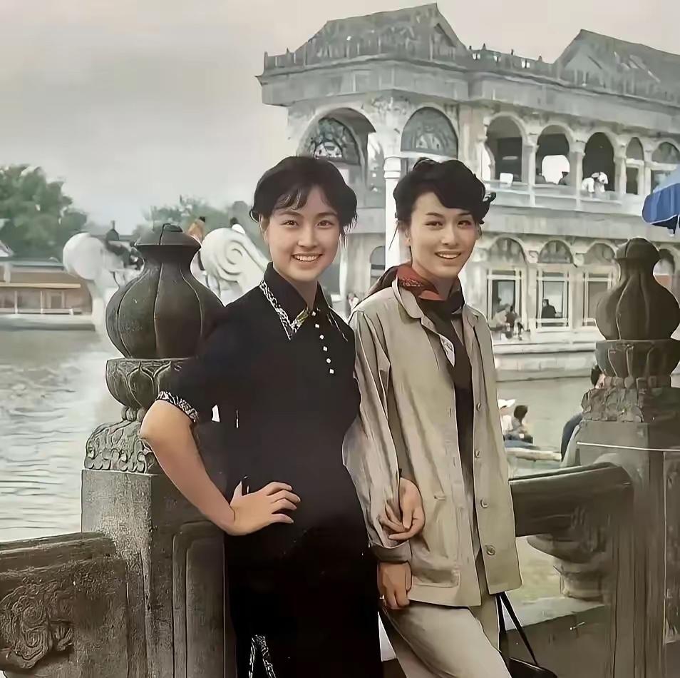 刘晓庆这时候比较年轻，看样子也就是30岁，好像不感觉这时候她特别有魅力，颜值和气