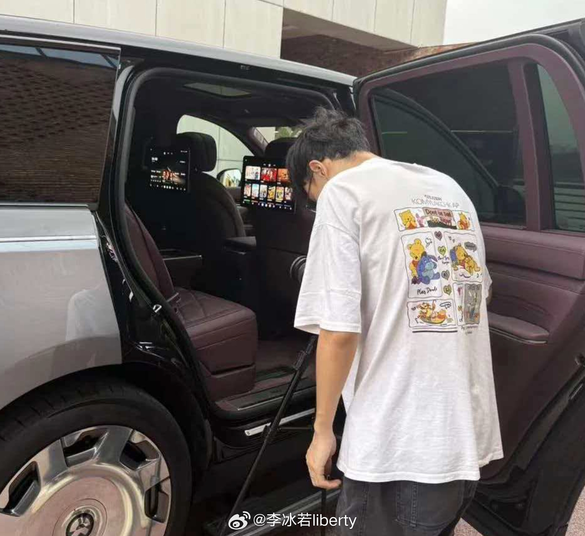 聚火正在拍蔚来ES9这车的传播途径真多虽然没去拍但是内饰我全看过了.......