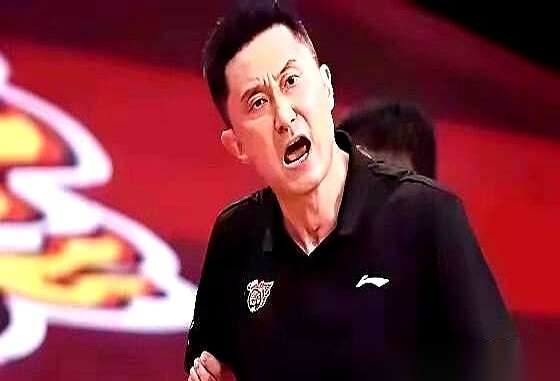篮协直接封死了教练亲属代理球星利益的渠道。杜梅手里却已经签下了胡明轩、杜润旺等大半支广东队的球员。刚