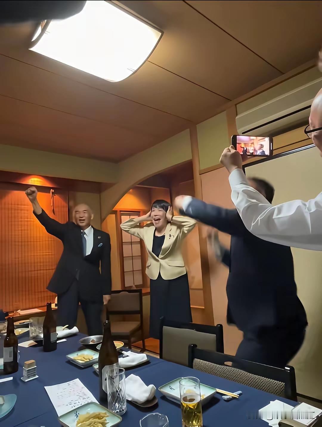 新当选日本首相的高市早苗今晚嗨起来在一个日式餐馆的包间里——高市早苗和服也不
