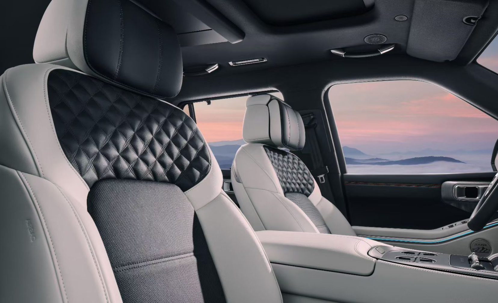 全新坦克700Hi4-Z发内饰官图，前排悬浮中控屏，后排翻折吸顶屏，大量物理按