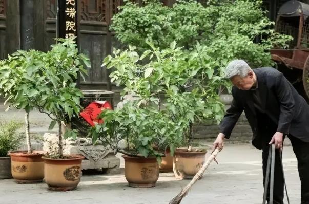 1997年，48岁的耿保国不顾家人反对，四处借钱凑了100万，买下了3000多平