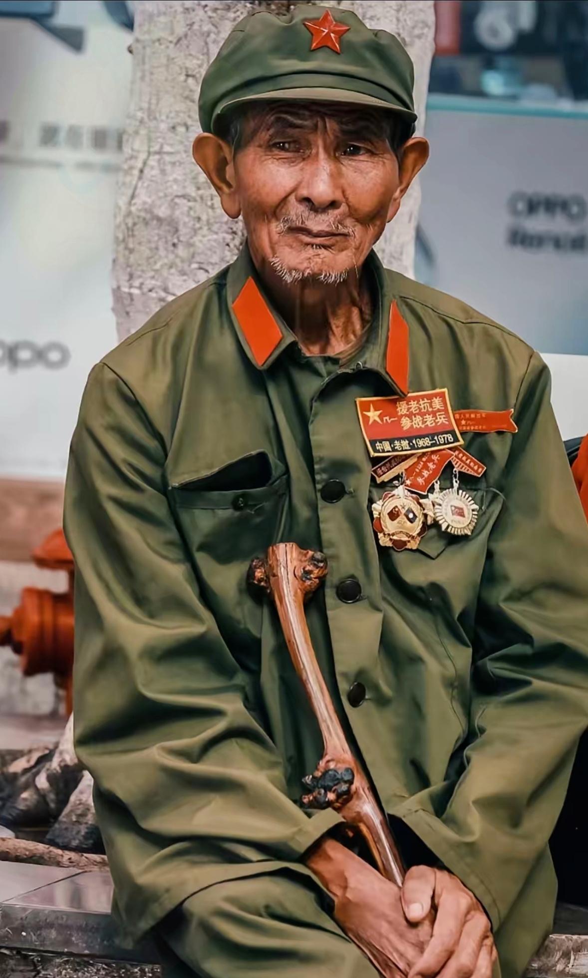 村里86岁的李伯伯走了，这个一辈子没婚没娃的老人，安安静静离开时，手里还攥着磨亮