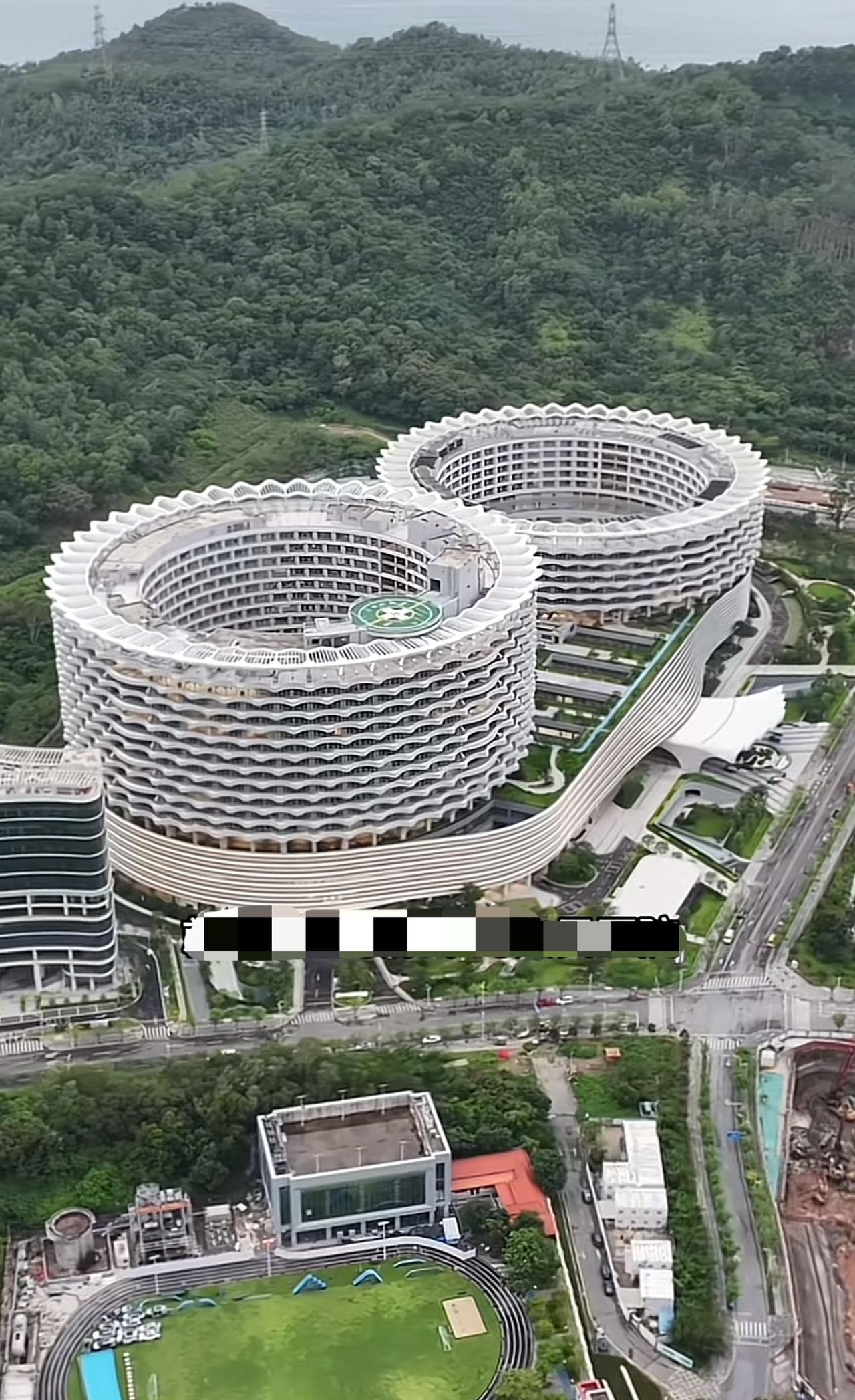 你眼前看到大山脚下两个圆形的建筑，就是深圳第二人民医院，整个建筑高度79.75