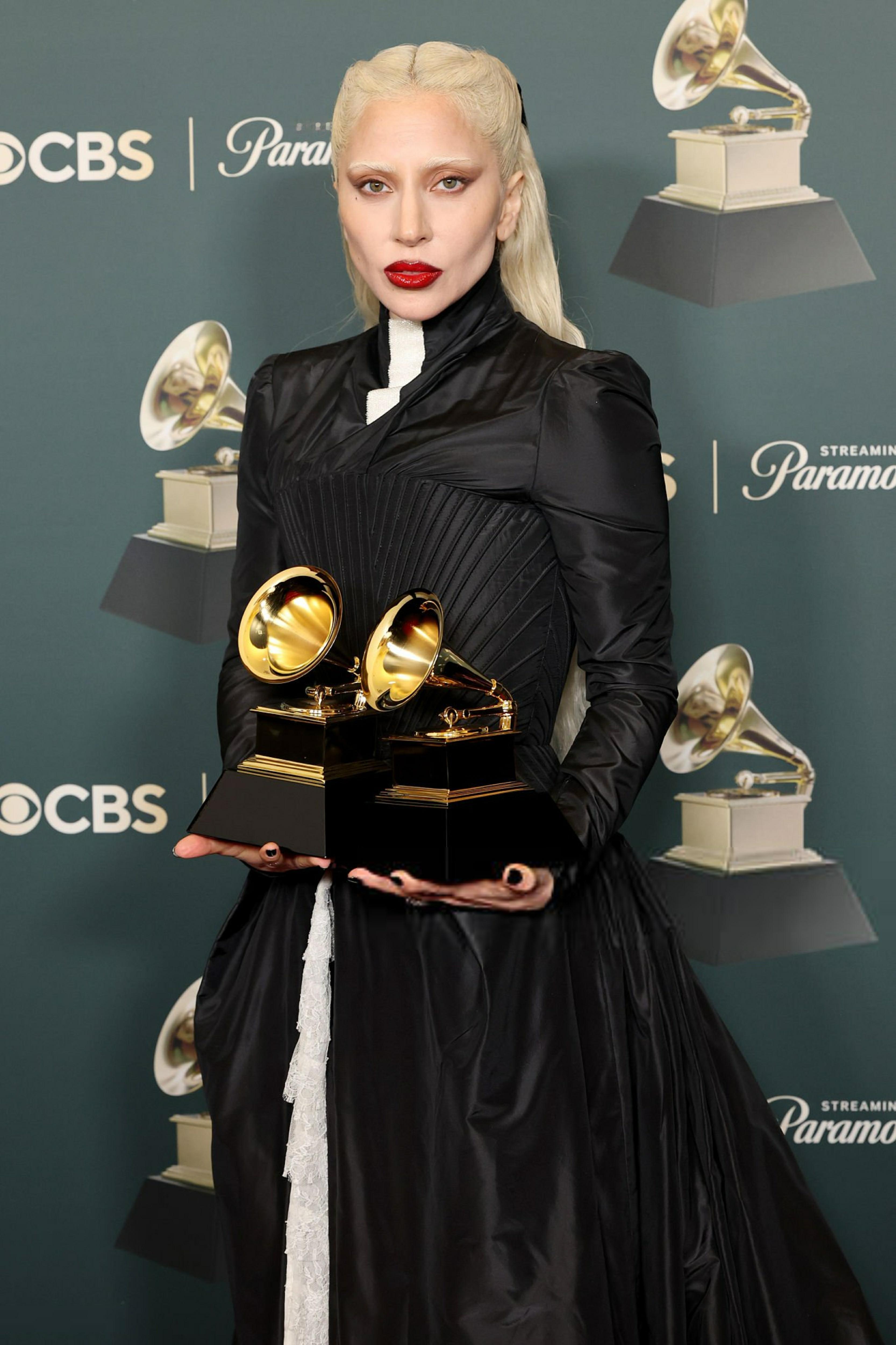 LadyGaga展示今年的两座格莱美留声机！她斩获最佳流行专辑和最佳舞曲流行录
