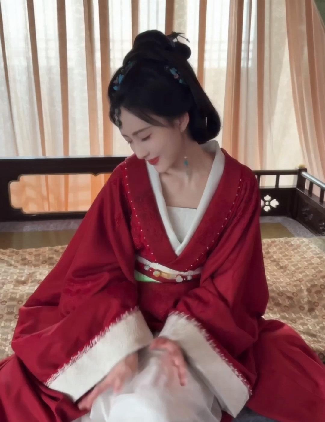 有人说哈尼克孜抄袭白鹿的服装，但这不是艺人的问题，是造型师的问题吧​​​