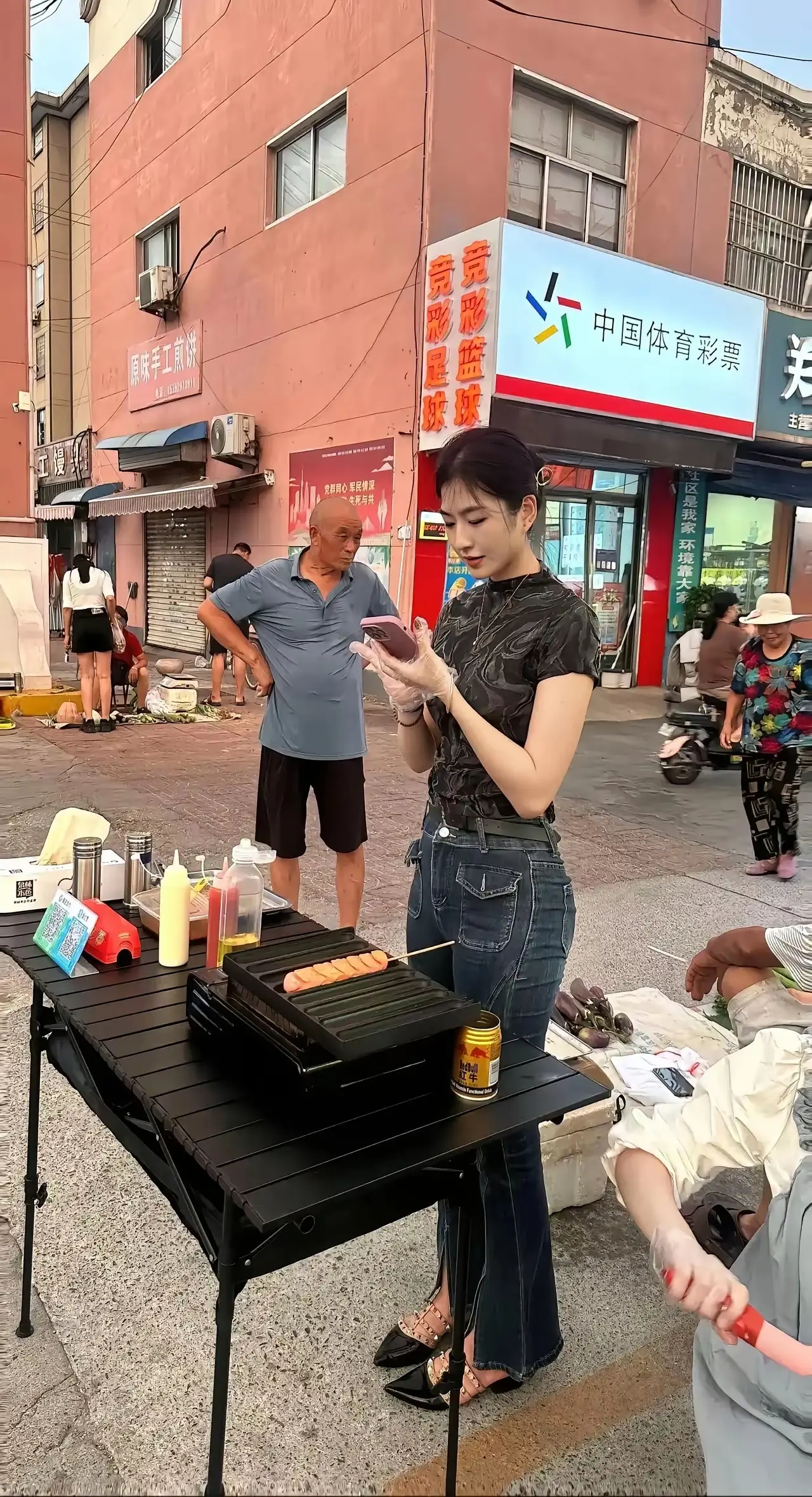 老板娘亲自烧烤，生意会很好