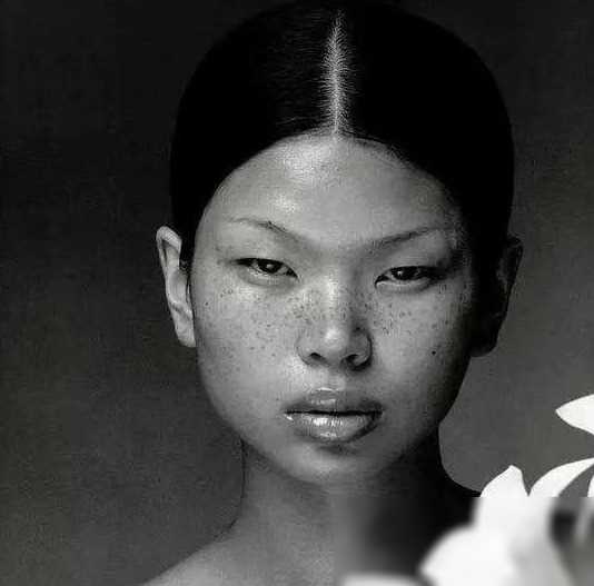 1999年，18岁满脸雀斑的吕燕去面试模特，一个男人却对着她说：“你真漂亮，真