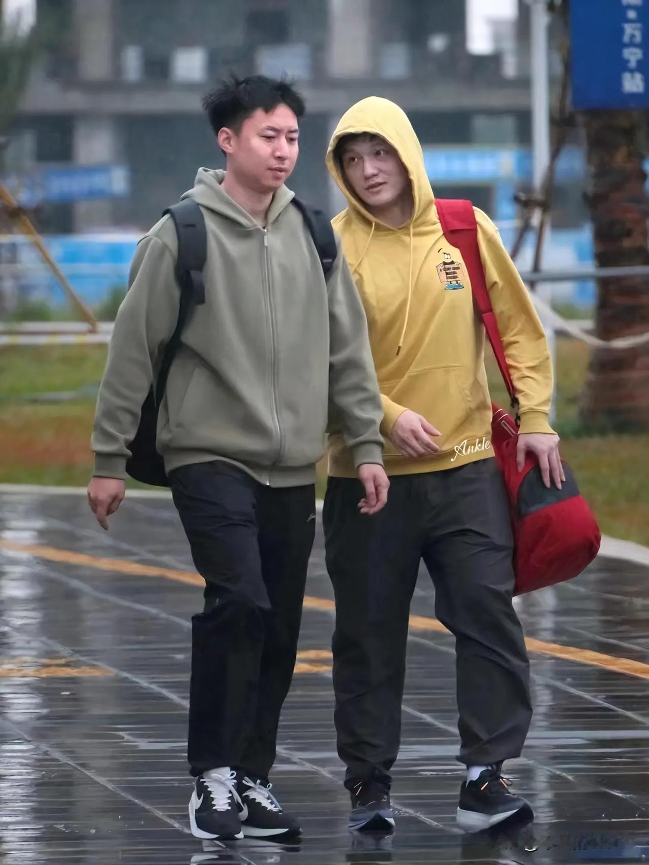 近日，方博妈妈更新动态，并配文“这哥俩越看越帅”。这两张照片拍摄于2024年