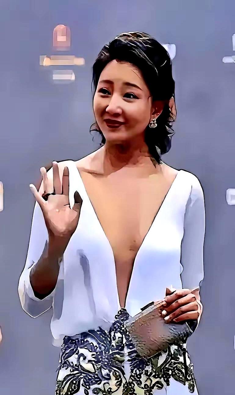 44岁殷桃把透视蕾丝穿去米兰那天，我正陪我妈买菜。我妈盯着手机里的照片直