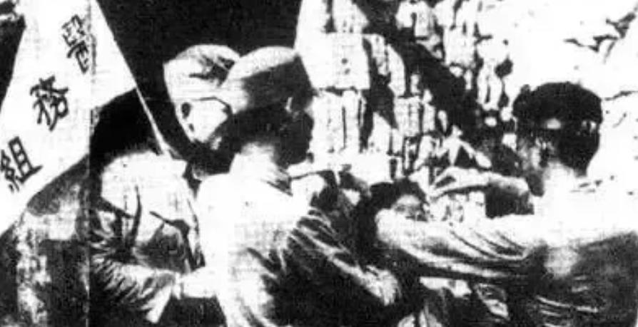 1943年深秋，五桂山的晨雾裹着硝烟。伪军第43师黄压压的刺刀逼近石莹桥山坳时，