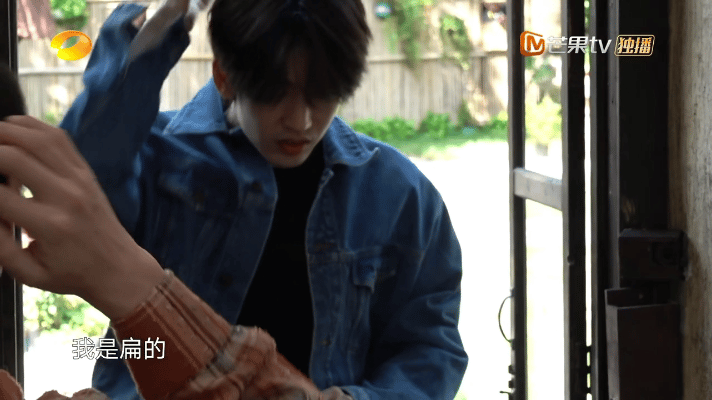 啊哈原来张凌赫也是扁头啊，看来大人从小给小孩睡扁头这个真的很刻板