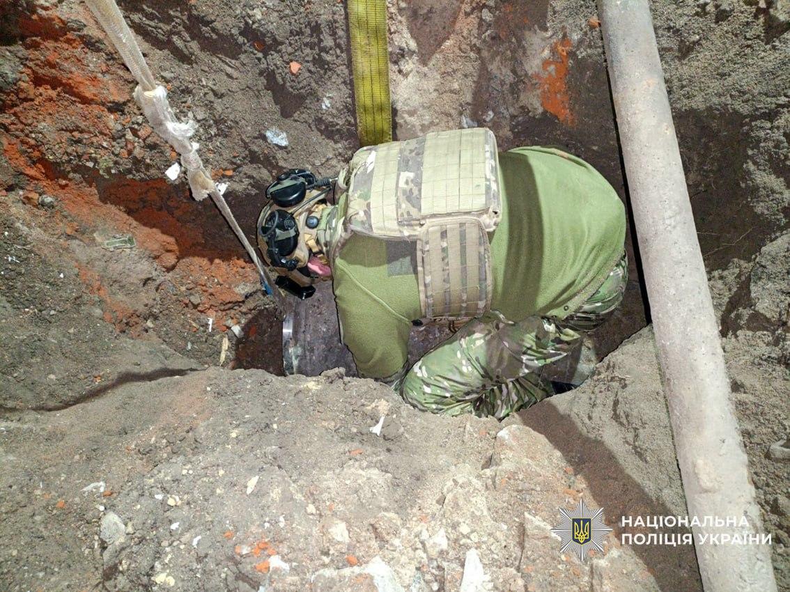 乌克兰国家警察在切尔尼戈夫州一处民宅下，从一民宅下方取出一枚俄罗斯“匕首”导弹中