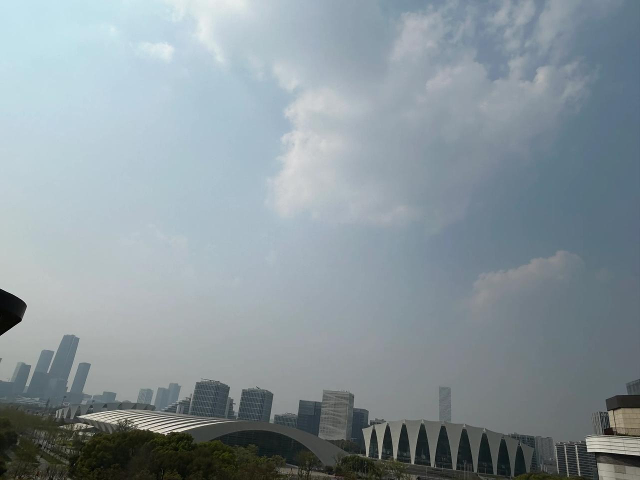 高考住别人家里还是住酒店更好还有两个月就高考，亲戚在市里，距离学校不远，他朋