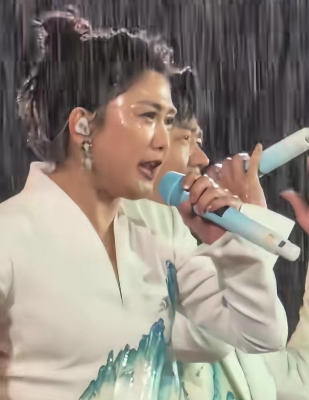 凤凰传奇在厦门暴雨中没有变成落汤鸡，反而和观众打成一片！两人一开始还打伞，后