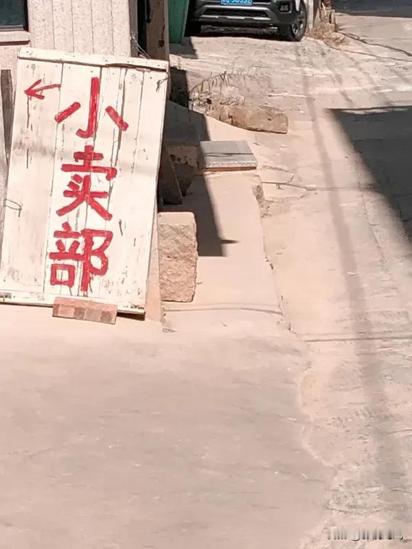 小县城的职场，藏在一碗热干面里。张姐在局里干了十五年，还是科员。新来的小李名