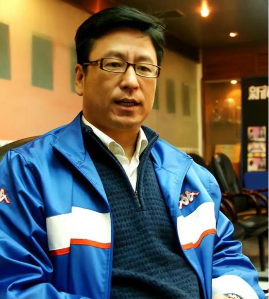 专家表示月收入3000元就属于中等收入，白岩松疑问，如果月收入3000元算中等收