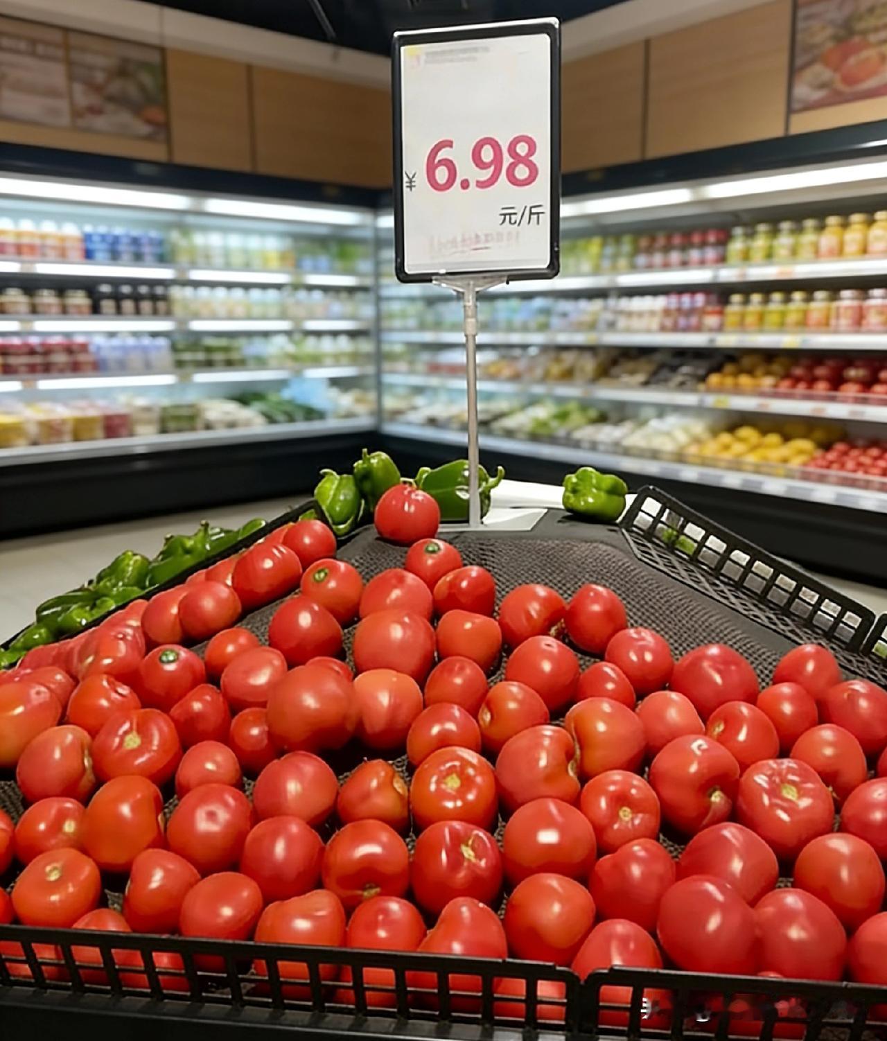 刚才在超市，听见俩人唠嗑，把我笑得不行！一个说：“买俩西红柿就行。”另一个觉