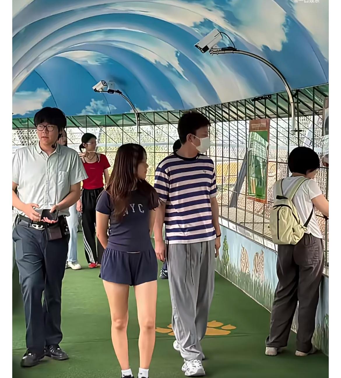 一个人的人品是装不出来的，不信你看贾乃亮就知道了，圈内人设真假，一目了然。