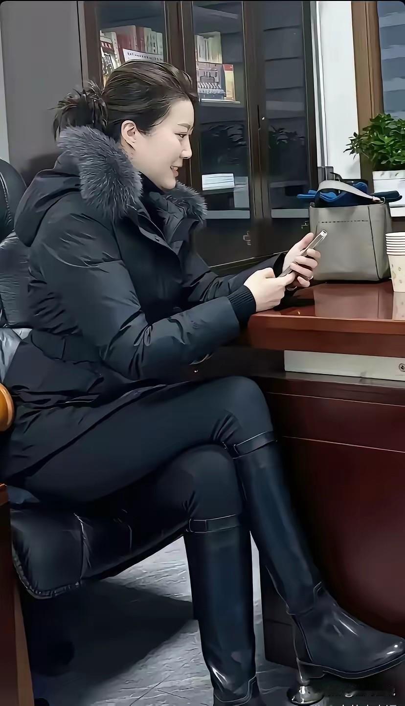 单单看这身打扮，就绝对不是普通人，绝对不是普通的办事员，不是老板娘就是老板的娘。