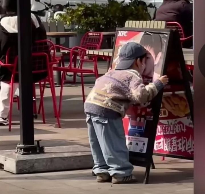 孙颖莎的小铁粉也太可爱啦！对着莎莎画报直接亲亲，这是刻在骨子里的喜欢呀。谁