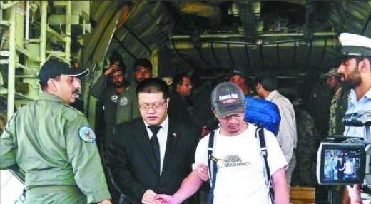 “中国人又如何？就算是中国人，老子也照杀不误！”2013年，中国退伍兵张京川在巴