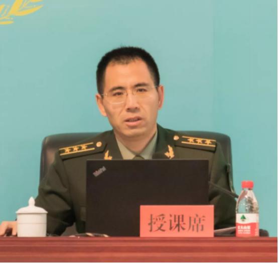 他在两个月时被亲生父母无情抛弃，是内蒙古一光棍收养了他，把他养大成人。40年后，