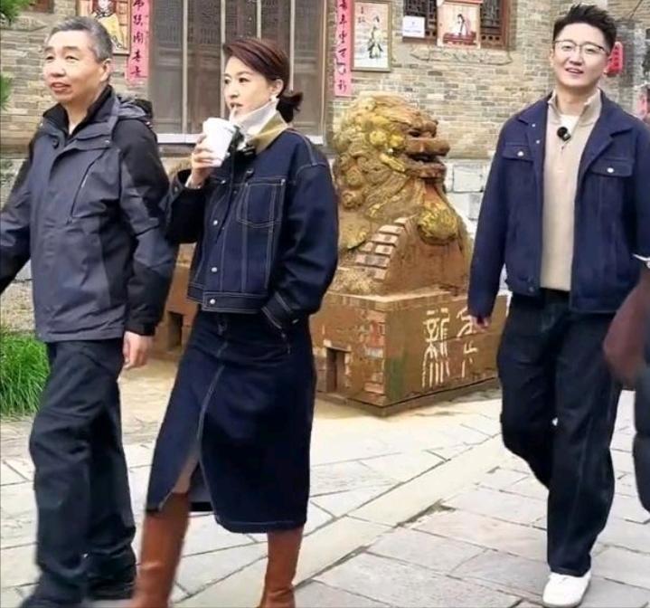 46岁的张蕾近日与年长二十岁的富豪丈夫一同逛街，状态依然优雅，身材高挑、气质出众