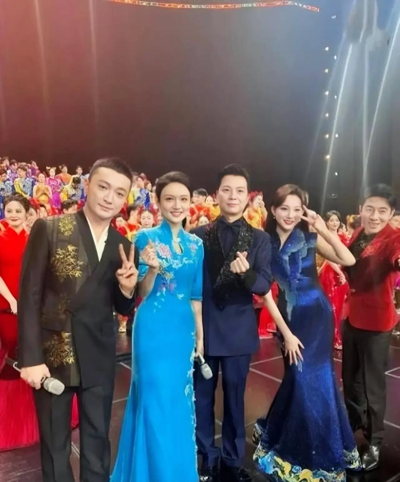 龙洋不愧是董卿的接班人，这落落大方的气质好迷人，她身材高挑，肤如凝脂，站在舞台中