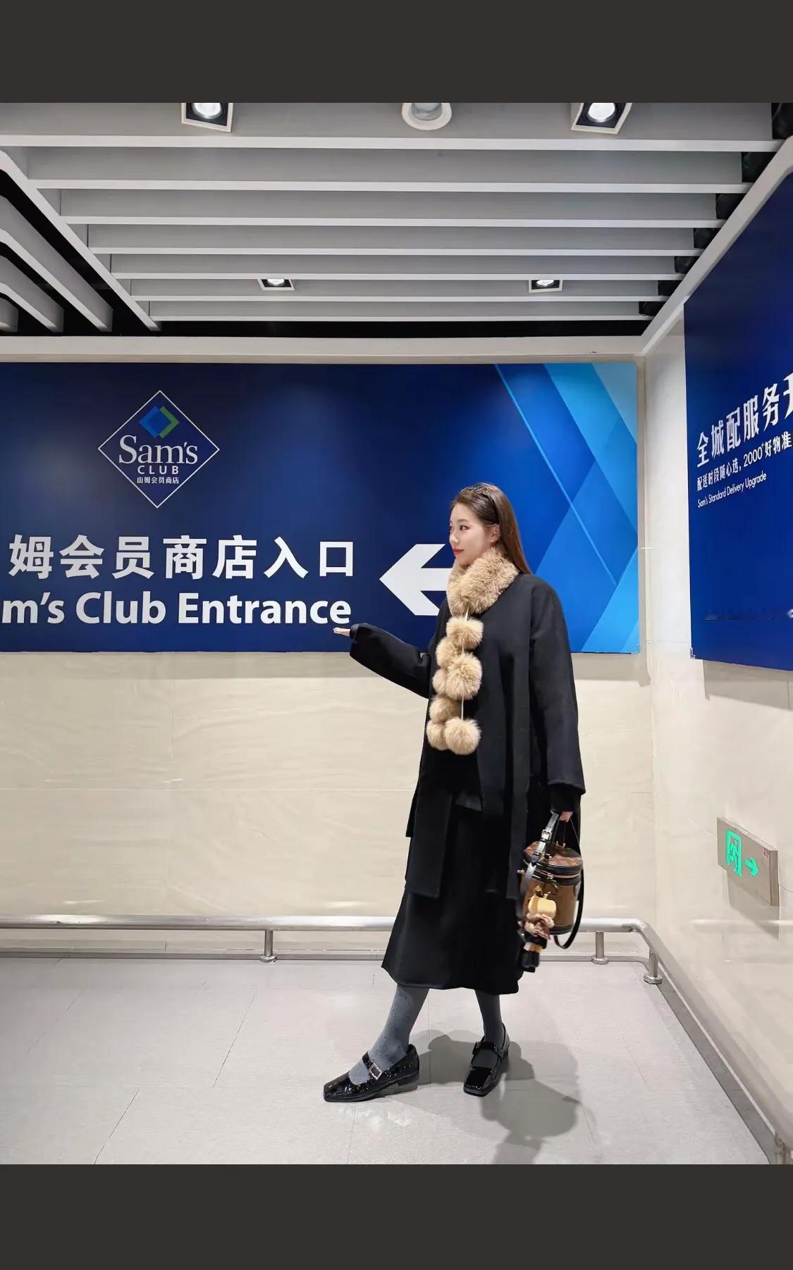 黑色大衣搭配灰色长袜，温暖又时尚，完美抵御寒风！