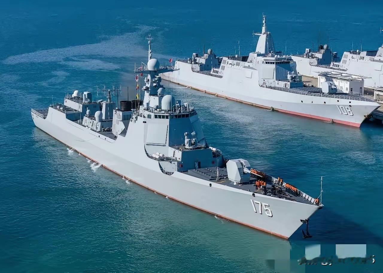 它们同框时：175号舰看着比055万吨大驱还大！我们的军舰到了国外总是被拍得很