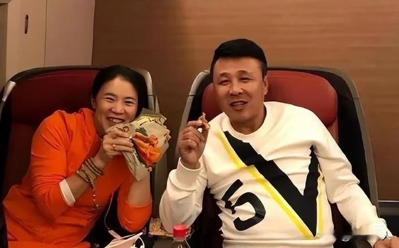 王楠夫妇这事儿，彻底翻车了！他们的“公益”人设，碎了一地。东京奥运会时他们高