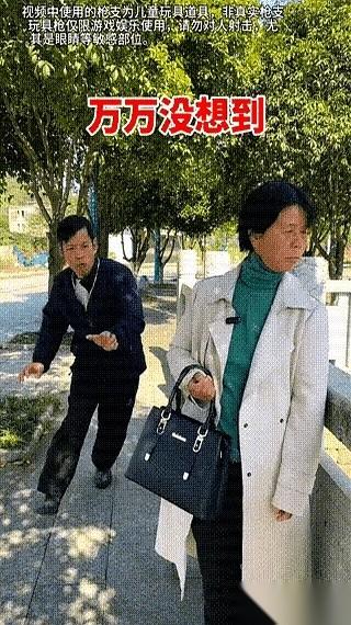 “你兜里还有东西，拿出来。”这话，是一个刚被抢了包的女人，对那个抢劫犯说的。