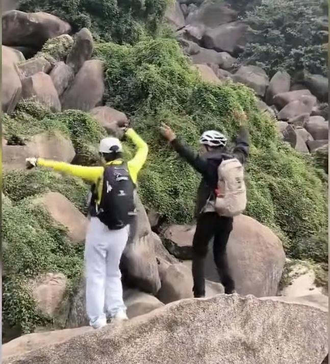 江西女子景区跳石拍视频，落地瞬间惨叫！后仰摔成粉碎性骨折，现场画面太揪心。