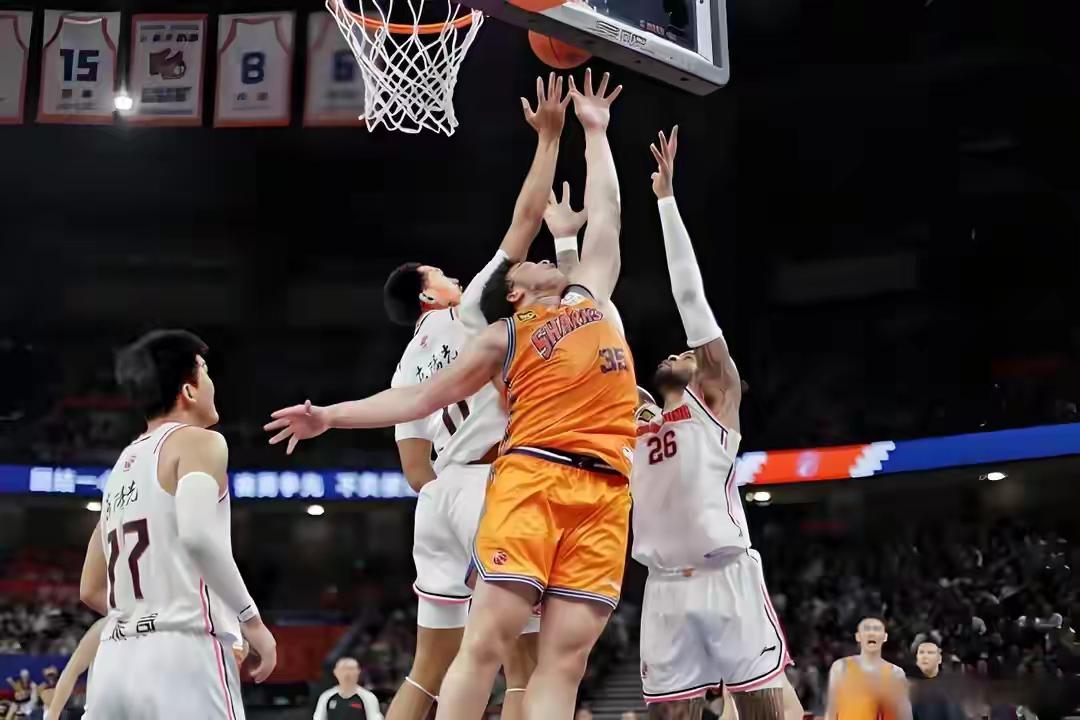 有广东球迷抱怨，广东男篮昨晚在俱乐部杯赛输给上海男篮，失败主要原因之一就是王少杰