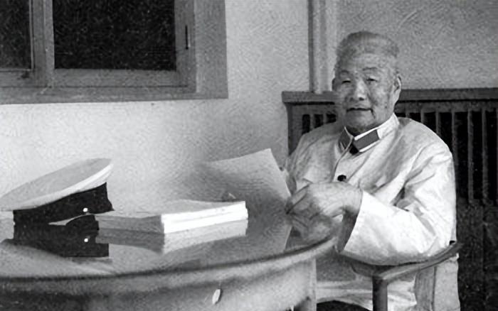 采访肖劲光外孙时，被问：毛主席为何一而再再而三保护你外公？他沉思良久吐出两字权