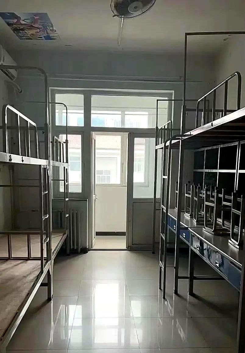 买泡面都得等超市打折的人，真的是“懒”吗？前几天中科大一位班主任查寝，看到一个