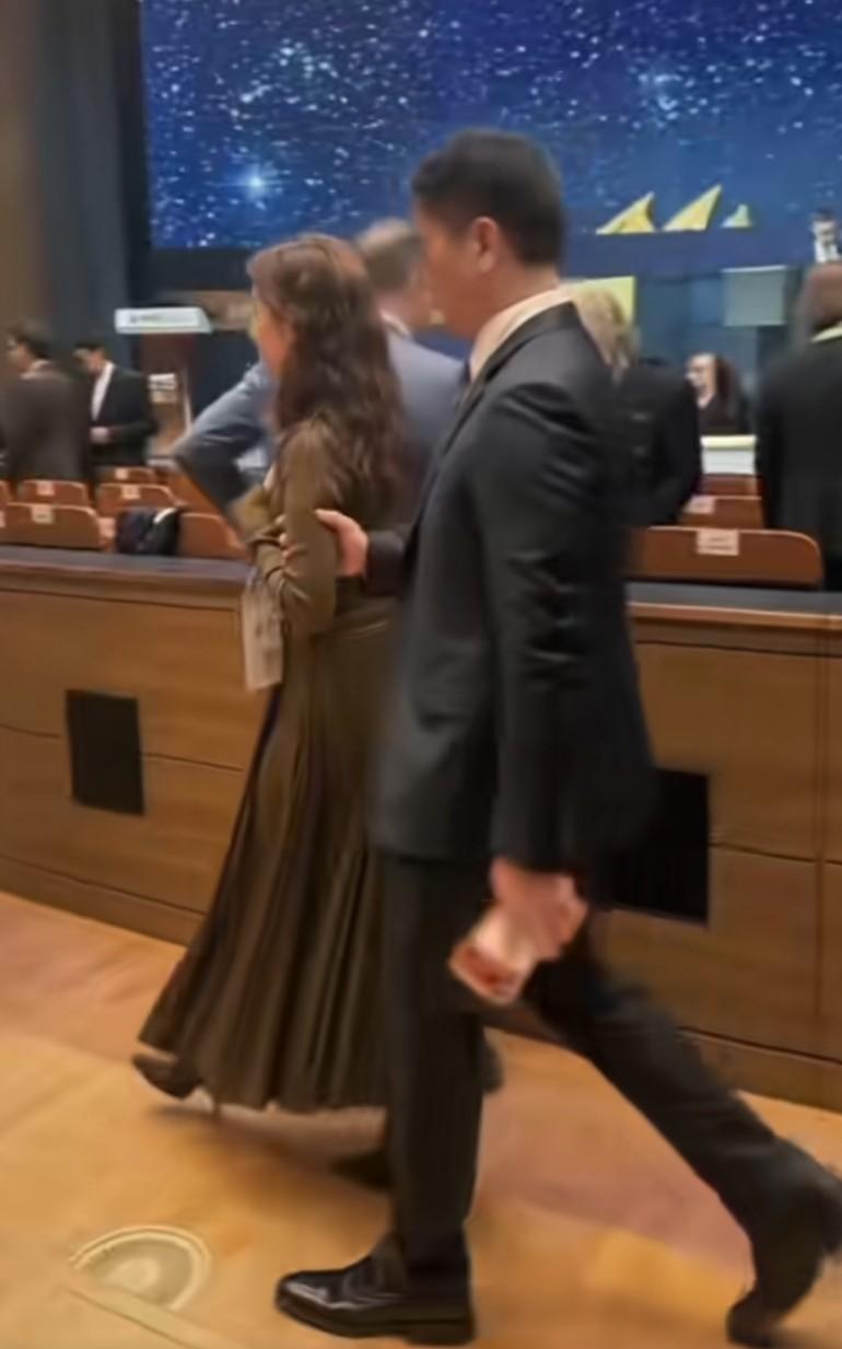 刘强东章泽天夫妇难得同框出席会议,这种卑微以前在黄教主身上看到过!没有崇拜他的眼