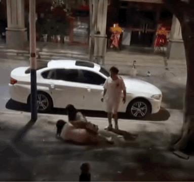 打我可以，打我的爱车！绝对不行。[捂脸哭]