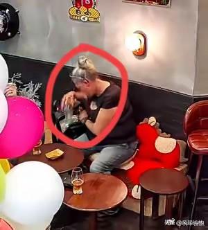 9月5日，北京一家精酿店，仨老外喝啤酒。其中一名白女趁没人留意，悄悄把啤酒杯塞进