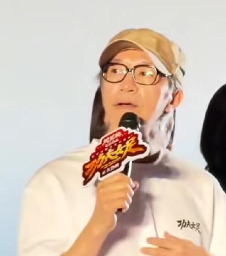 周星驰终于把口罩拿掉了，天津路演，也是对观众的基本尊重，进入影厅前，有一位男影迷