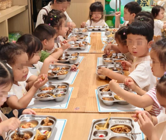 幼儿园节日餐引争议：是“无良”还是“矫情”？